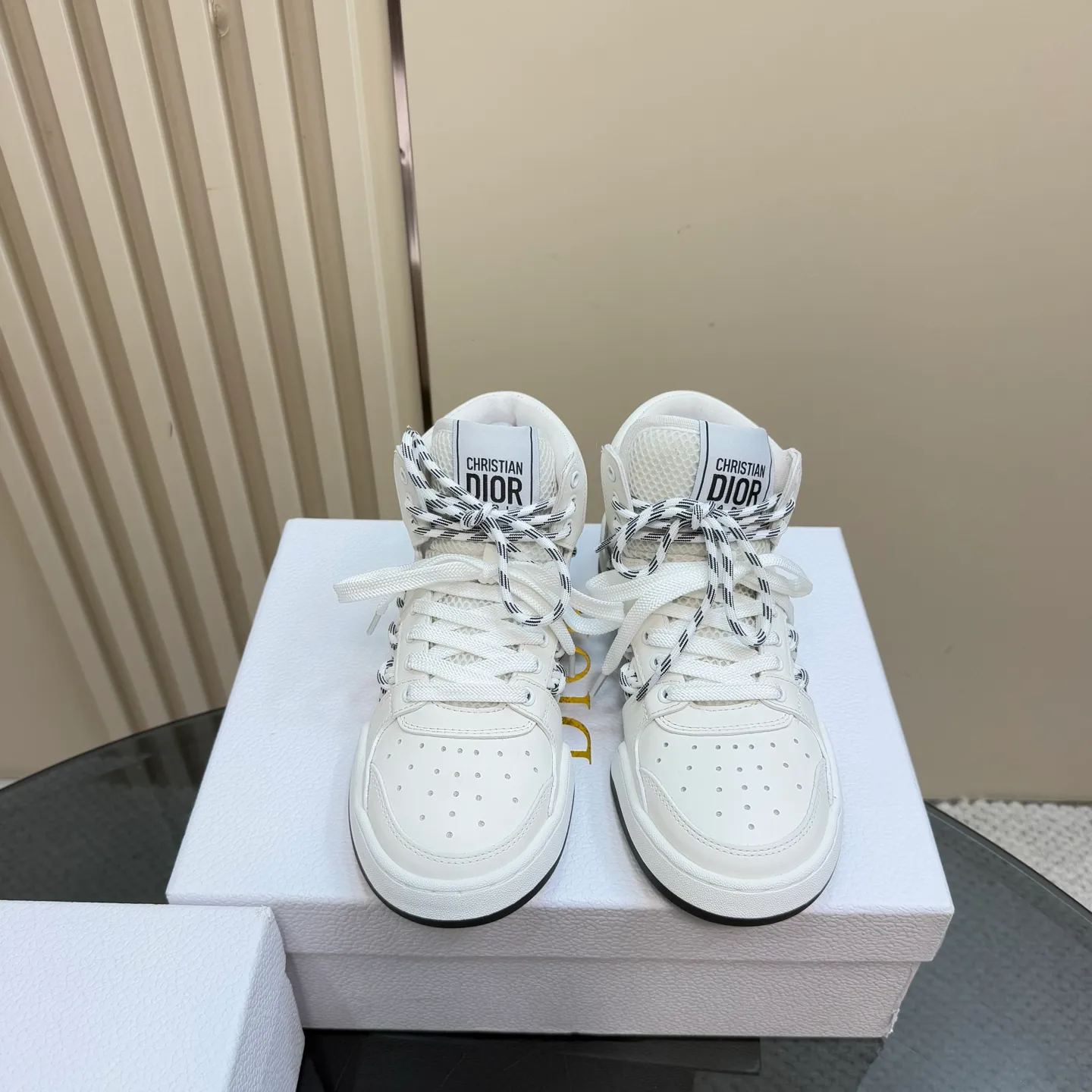 👟👟Ex-factory price 580👟👟 New in the 2025 series, this Dior, C'est sneaker shows eye-catching and fashionable style. Carefully crafted, the hollow design on the side of the upper is super fashionable, and the details also add a touch of elegance. The lightweight two-tone sole offers exceptional comfort and sporty style. Can add a stylish touch to any casual look. The tongue and sole are decorated with Christian Paris logo, and Niu Jing is designed with cowhide leather. Women's size 35-40 (customized to 40)